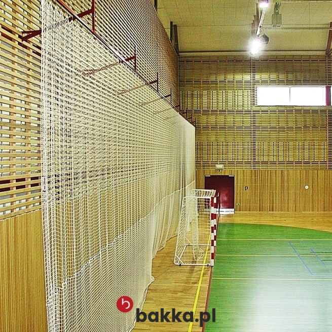 Elastyczna siatka tekstylna z polipropylenu o oczku 4,5x4,5 cm, dostępna w kolorze zielonym lub grafitowym i grubości 4 mm, doskonale nadaje się do ochrony roślin oraz zabezpieczenia przestrzeni przed różnymi czynnikami zewnętrznymi, dzięki swojej wytrzymałości i trwałości w różnych warunkach. Produkt sprzedawany jest na wymiar, co pozwala na precyzyjne dopasowanie do indywidualnych potrzeb i oczekiwanych rozmiarów, zapewniając idealne pokrycie wybranego obszaru bez konieczności późniejszej modyfikacji. w Bakka