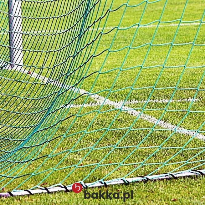 Siatki ochronne przeznaczone do zabezpieczania obiektów sportowych, wykonane z wytrzymałego polipropylenu w formie produktu na wymiar, zapewniają skuteczną ochronę dzięki solidnej konstrukcji i zielonemu obszyciu. Ich tekstylna struktura z oczkami 10x10 cm stanowi funkcjonalną barierę, która doskonale sprawdza się w roli zabezpieczającej siatki przeznaczonej do ochrony różnorodnych przestrzeni użytkowanych podczas aktywności fizycznej. w Bakka