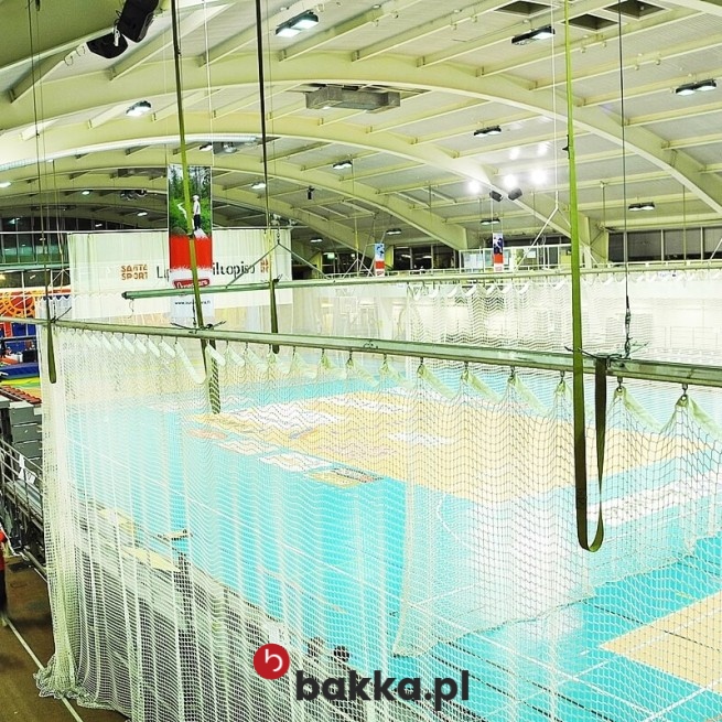   Bakka - Siatka ochronna na hale sportowe - elastyczna siatka zabezpieczająca z polipropylenu w kolorach zielonym lub grafitowym z oczkami 6x6 cm 