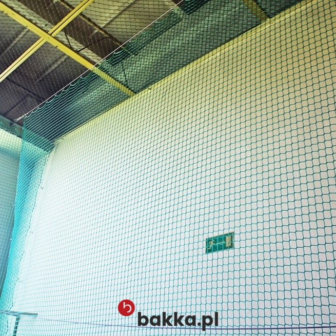 Gęsta siatka ochronna wykonana z wytrzymałego polipropylenu, o zielonym kolorze i oczkach 8x8 cm, jest sprzedawana w formie produktu na wymiar, co pozwala na jej idealne dopasowanie do indywidualnych potrzeb związanych z zabezpieczeniem obiektów sportowych. Elastyczny materiał oraz solidne obszycie zapewniają skuteczną i trwałą ochronę przed różnego rodzaju zagrożeniami, dzięki czemu siatka ta stanowi niezawodne rozwiązanie do profesjonalnych i amatorskich zastosowań. w Bakka