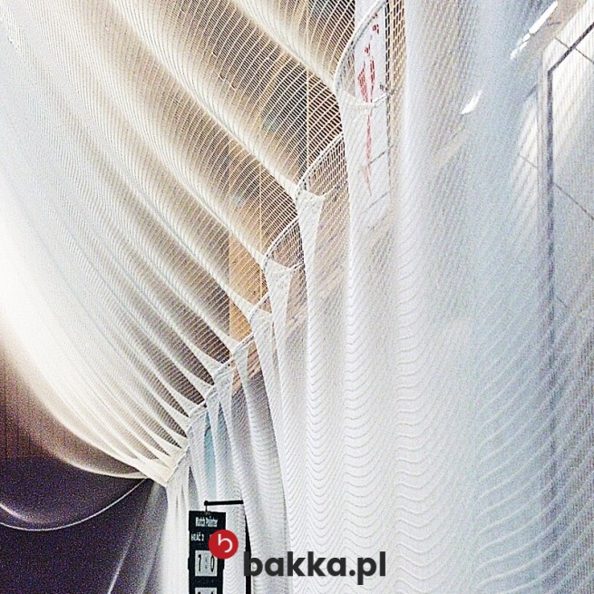 Specjalistyczna siatka ochronna produkowana na indywidualne zamówienie doskonale zabezpiecza powierzchnie ścian w obiektach sportowych dzięki trwałej konstrukcji z polipropylenu i estetycznemu zielonemu obszyciu. Solidne wykonanie z oczkami o wielkości 10x10 cm oraz grubości 6 mm zapewnia długotrwałą ochronę, a możliwość zakupu w dokładnie oczekiwanych wymiarach pozwala na idealne dopasowanie do każdej hali. w Bakka