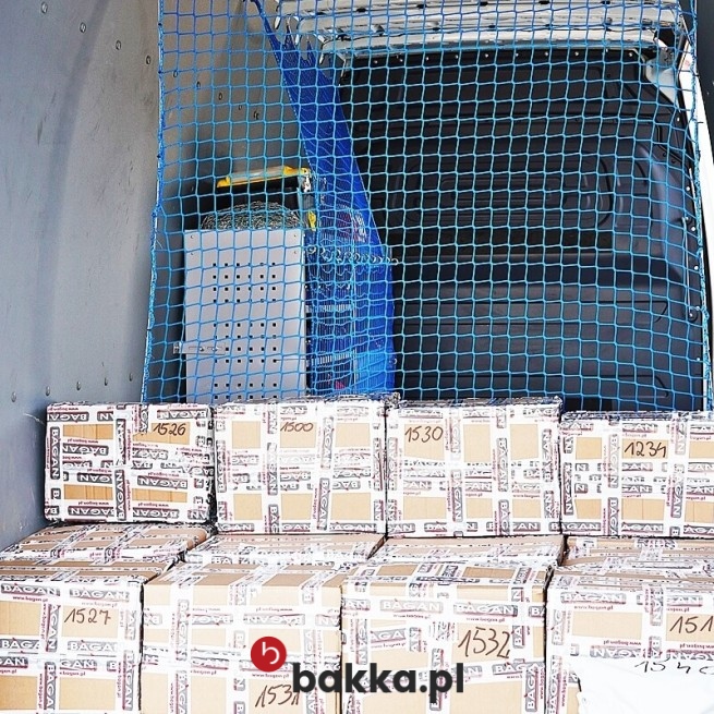 Siatka ochronna wykonana z polipropylenu, charakteryzująca się oczkami o wymiarach 10x10 cm i dostępna w dwóch stonowanych kolorach, jest sprzedawana zgodnie z indywidualnymi potrzebami klienta, co pozwala na idealne dopasowanie do każdej przestrzeni wymagającej zabezpieczenia. Ten elastyczny produkt tekstylny, oferowany w kolorze zielonym lub czarnym, dzięki możliwości zamówienia na konkretny wymiar stanowi uniwersalne rozwiązanie do skutecznej ochrony różnych powierzchni i obiektów przed niepożądanym dostępem. w Bakka