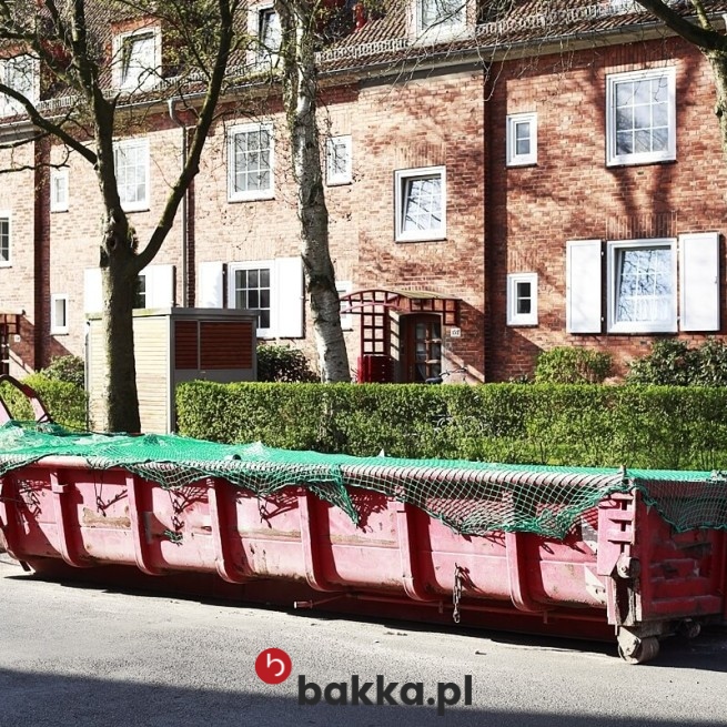 Siatka ochronna wykonana z wytrzymałego polipropylenu o grubości 2 milimetrów posiada drobne oczka o wymiarze 1x1 centymetra, co skutecznie zabezpiecza przed różnymi zagrożeniami, a jej dyskretne kolory – szary i czarny – pozwalają na dyskretną integrację z otoczeniem. Produkt jest dostępny na indywidualne zamówienie, dzięki czemu możliwe jest precyzyjne dopasowanie jego wymiarów do konkretnych potrzeb, co gwarantuje optymalne zabezpieczenie wskazanego obszaru. w Bakka