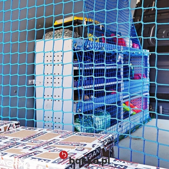  Bakka - Siatki do przegród w busach wykonane z polipropylenowego materiału o grubości 4mm, dostępne w kolorach zielonym i grafitowym, z oczkami wielkości 6x6cm, sprzedawane na wymiar jako elastyczne siatki zabezpieczające. 