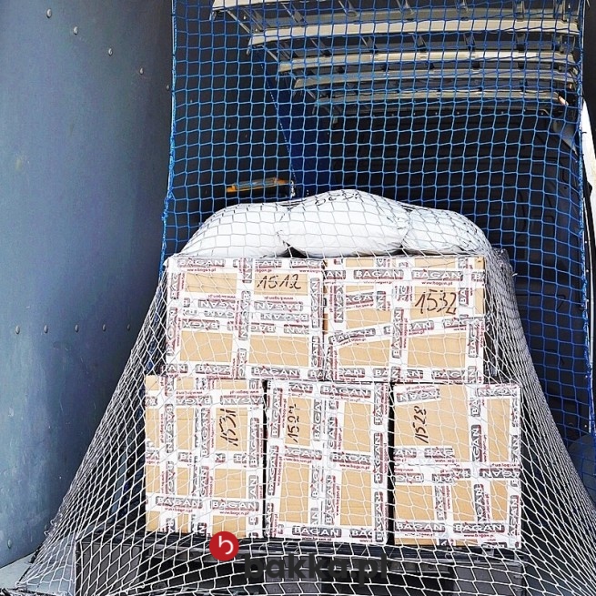   Bakka - Siatka zabezpieczająca transport na wymiar, elastyczna, pleciona z polipropylenu o oczkach 4,5x4,5 cm, dostępna w kilku kolorach. 