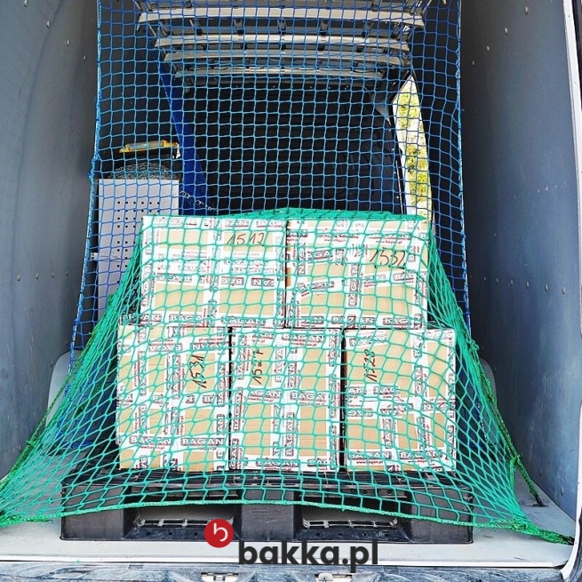 Siatka zabezpieczająca transport, wykonana z elastycznego i wytrzymałego polipropylenu, posiada gęste oczka o wymiarach 4,5x4,5 cm, co skutecznie uniemożliwia wypadanie przewożonych przedmiotów oraz stanowi solidne zabezpieczenie ładunku podczas podróży. Dostępna w kilku praktycznych kolorach, takich jak zielony, niebieski czy czarny, jest sprzedawana na wymiar, co pozwala idealnie dopasować ją do konkretnych potrzeb i zapewnić kompletną ochronę przewożonych rzeczy podczas transportu. w Bakka