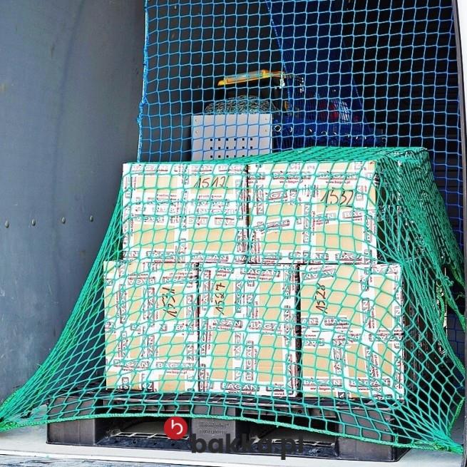   Bakka - Siatka zabezpieczająca transport na wymiar, elastyczna, pleciona z polipropylenu o oczkach 4,5x4,5 cm, dostępna w kilku kolorach. 
