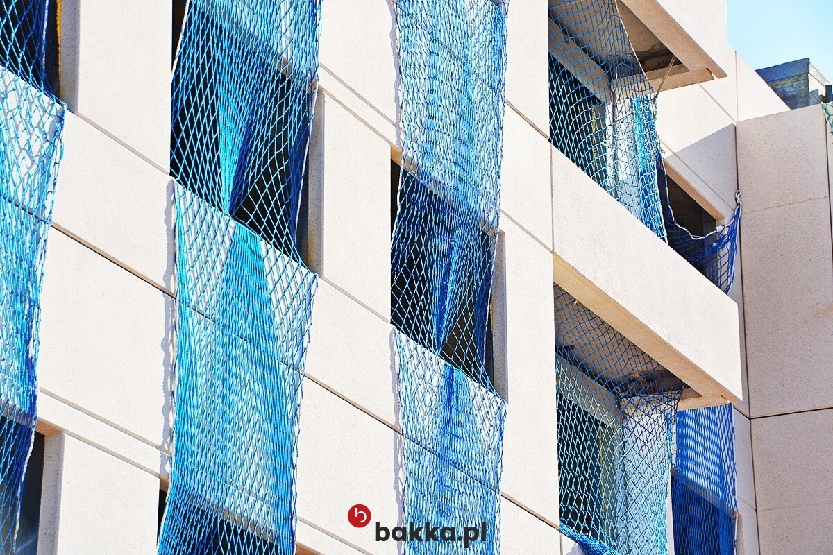   Bakka - Siatka ochronna zielona na wymiar o oczkach 8x8 cm i grubości 6 mm do zabezpieczenia wnęk budowlanych 
