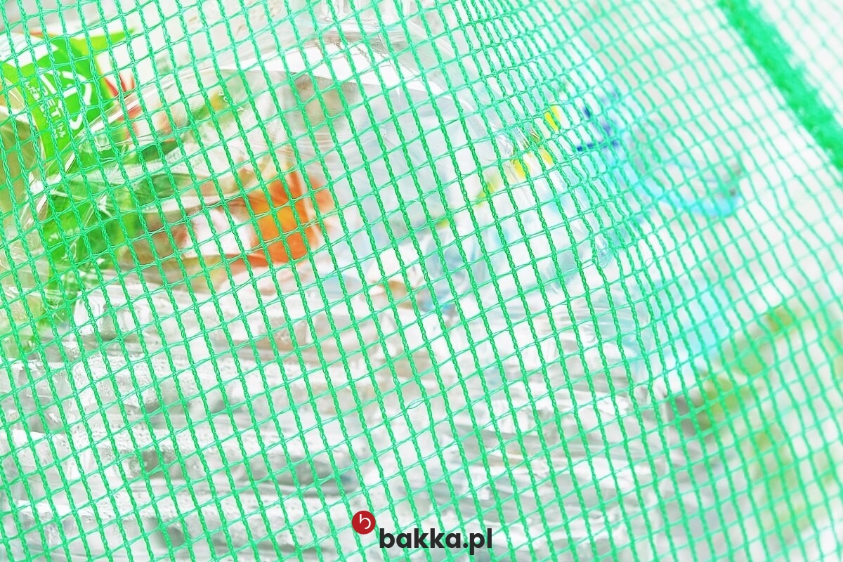  Bakka - Siatki na śmieci zielone, niebieskie, beżowe, żółte, szare, białe i czarne wykonane z plecionego polipropylenu o oczkach 4,5 na 4,5 centymetra dostępne w dowolnych rozmiarach według indywidualnego zamówienia klienta. 