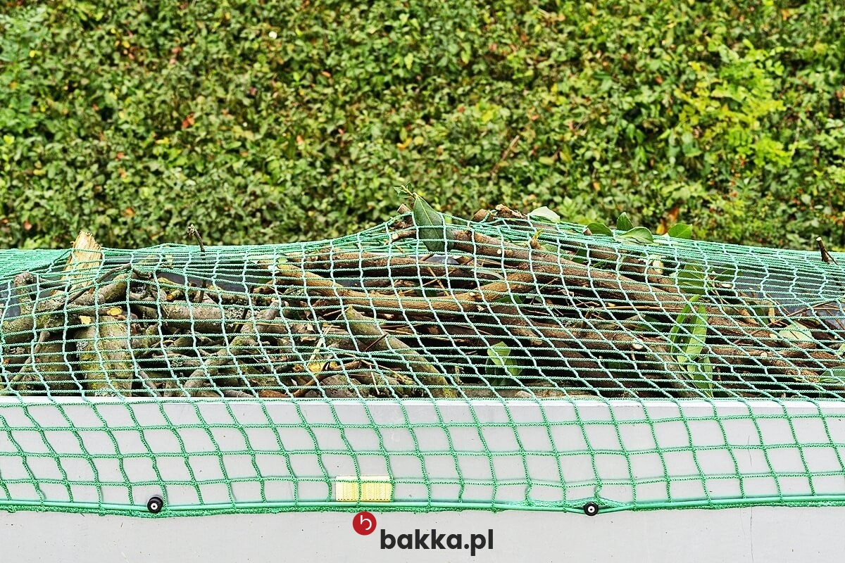 Bakka - Siatki na śmieci z polipropylenu o grubości pięć milimetrów w trzech kolorach z oczkami wielkości cztery i pół centymetra, dostępne w sprzedaży na wymiar jako elastyczna i wytrzymała siatka zabezpieczająca. 