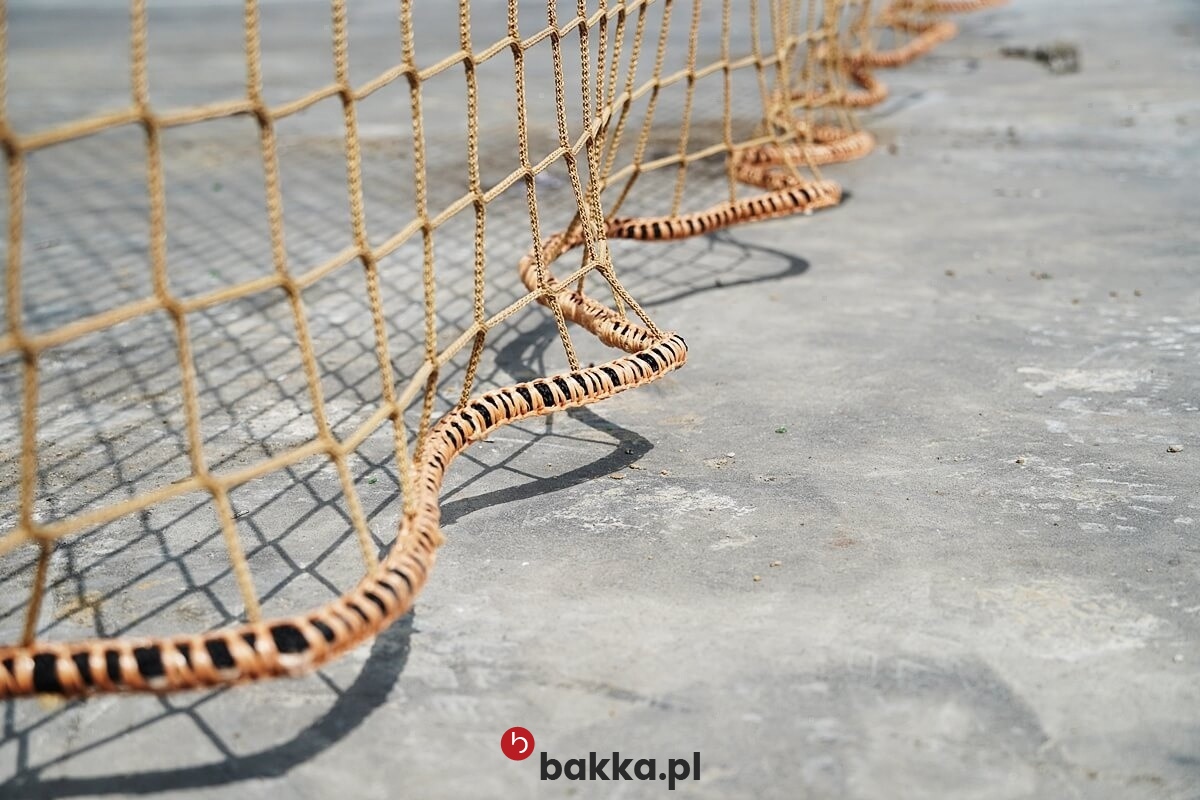   Bakka - Siatka ochronna z polipropylenu o małych oczkach 10x10 mm i grubości 2 mm do zabezpieczania ogrodzeń sportowych w ogrodzie - siatka materiałowa na wymiar w kolorze szarym lub czarnym. 
