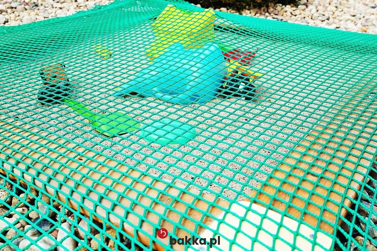 Bakka - Siatka ochronna z polipropylenu o małym oczku 1x1 cm, sprzedawana na indywidualny wymiar, w kolorze szarym lub czarnym. 