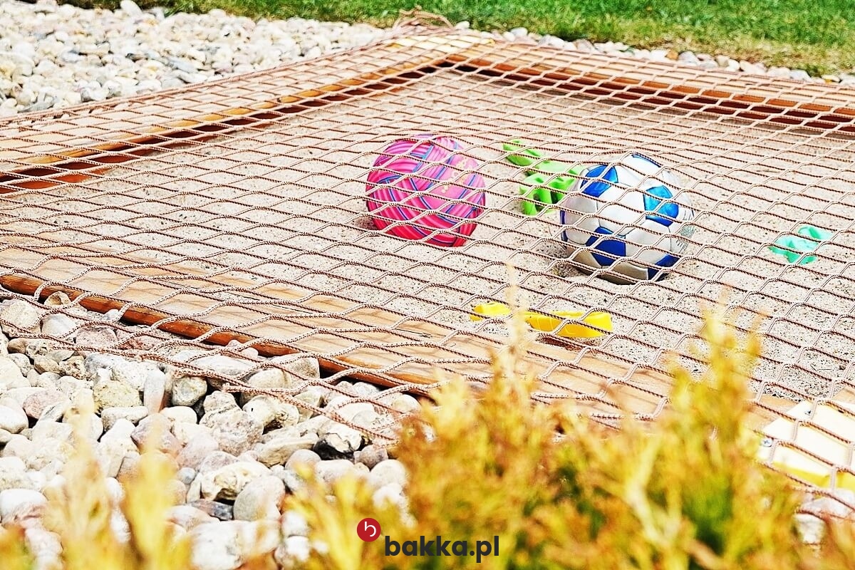   Bakka - Siatka zabezpieczająca do piaskownicy zielona z obszyciem, o grubości 6 mm i oczkach 8x8 cm, sprzedawana na indywidualne zamówienie. 