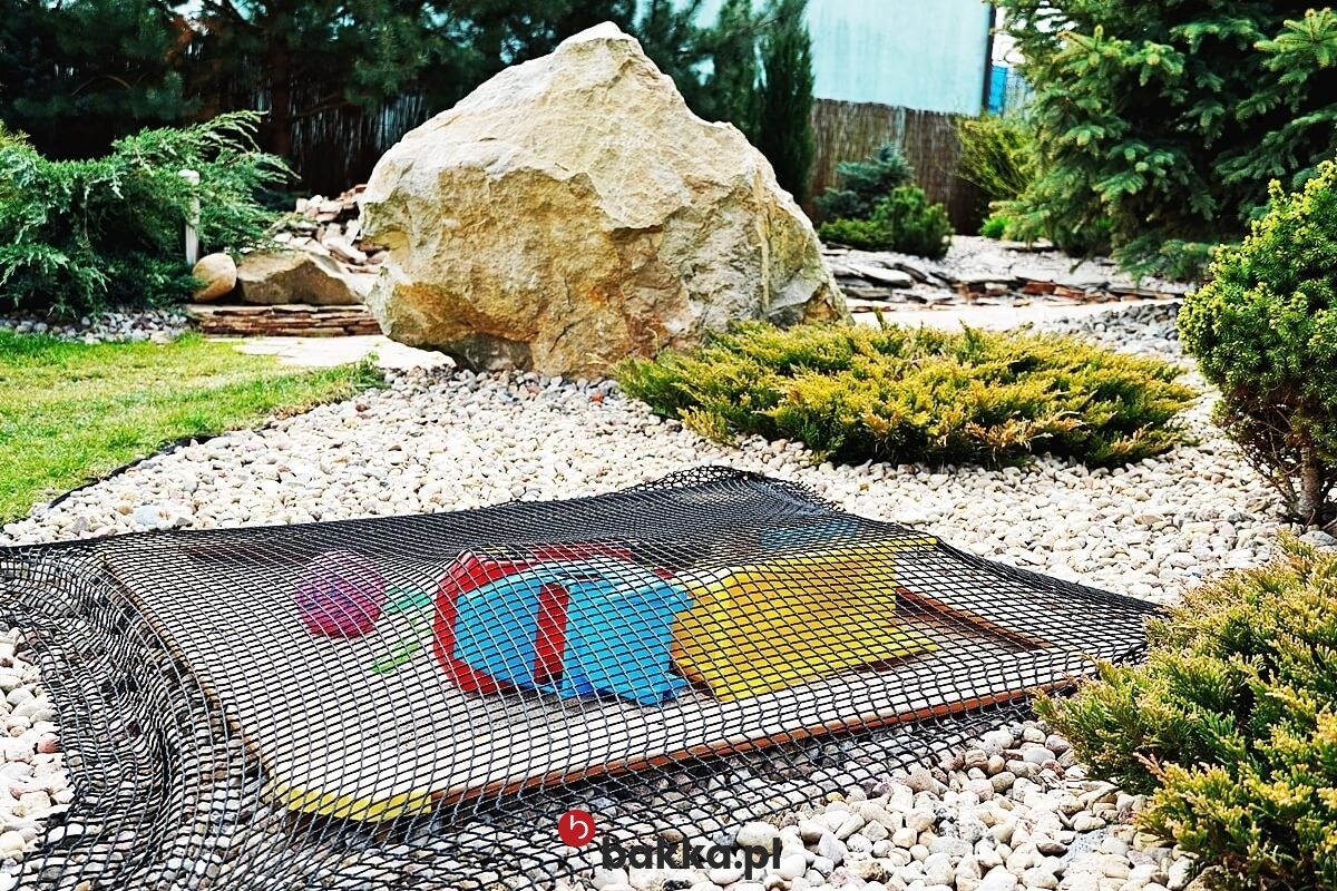   Bakka - Siatka zabezpieczająca do piaskownicy zielona z obszyciem, o grubości 6 mm i oczkach 8x8 cm, sprzedawana na indywidualne zamówienie. 