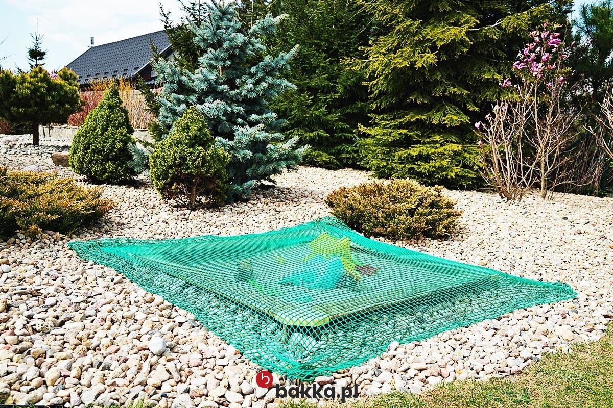   Bakka - Siatka zabezpieczająca do piaskownicy zielona z obszyciem, o grubości 6 mm i oczkach 8x8 cm, sprzedawana na indywidualne zamówienie. 