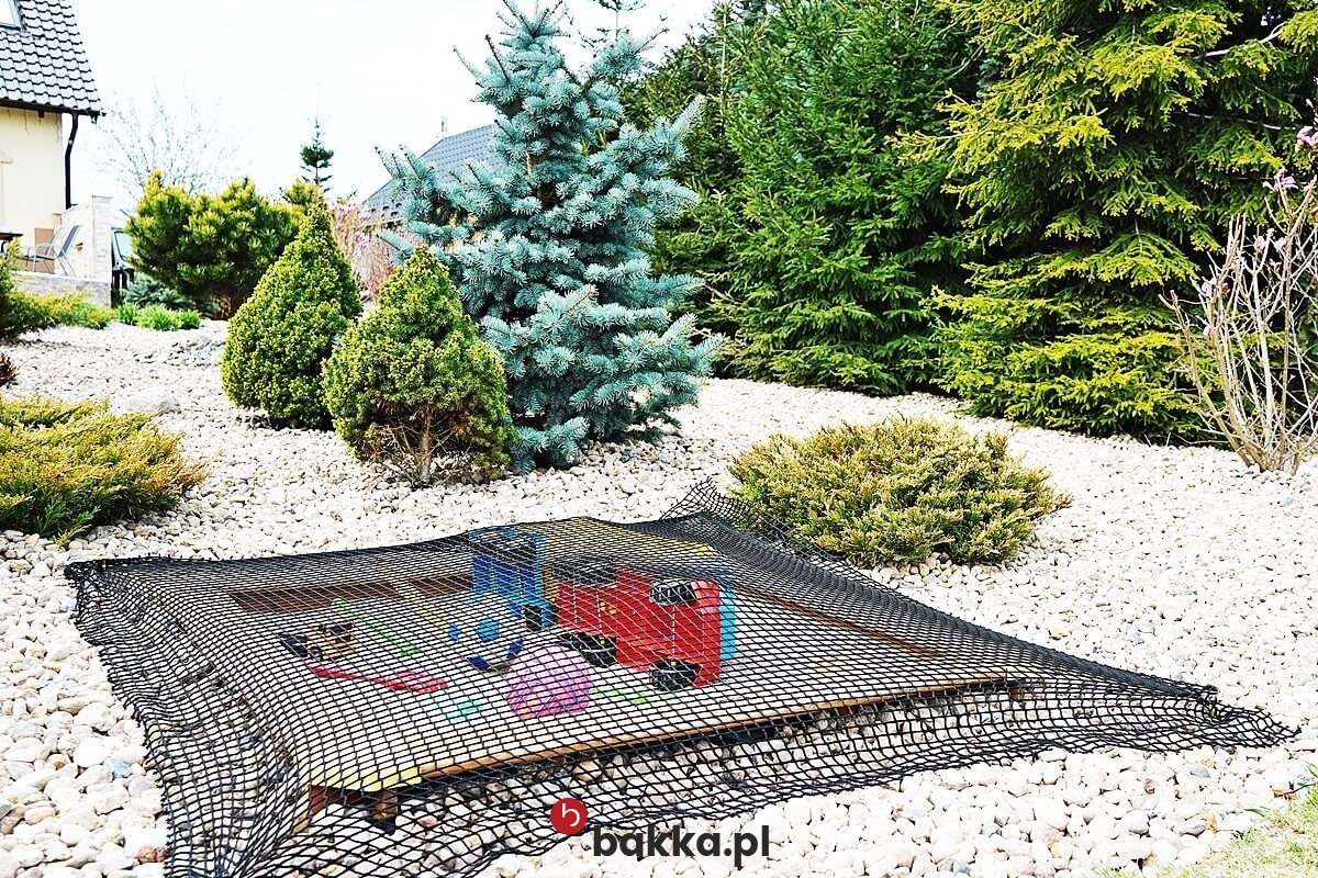   Bakka - Elastyczna siatka zabezpieczająca na wymiar, wykonana z trwałego tworzywa w kolorze zielonym lub grafitowym, o oczku 4,5 cm. 