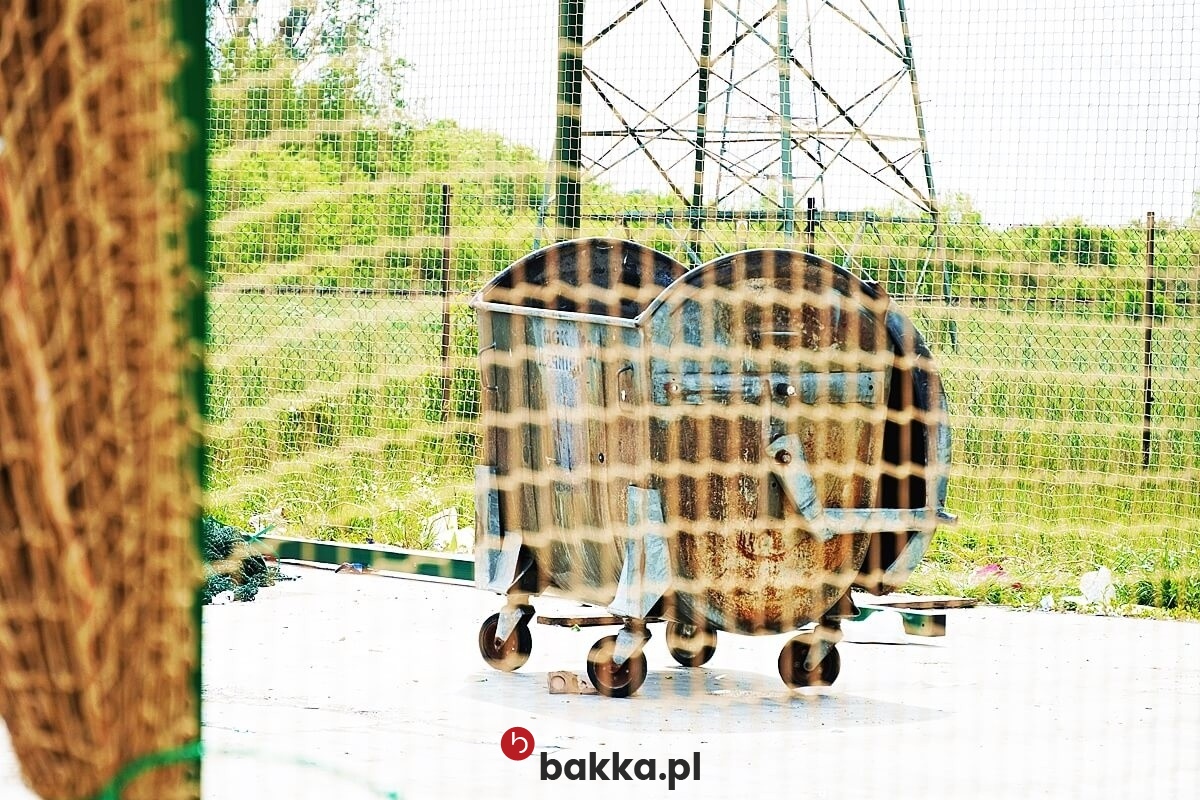   Bakka - Siatka zabezpieczająca do styropianu z polipropylenu o małych oczkach - siatka materiałowa o wymiarach oczka 1x1 centymetr i grubości 2 milimetry na wymiar w kolorze szarym lub czarnym. 