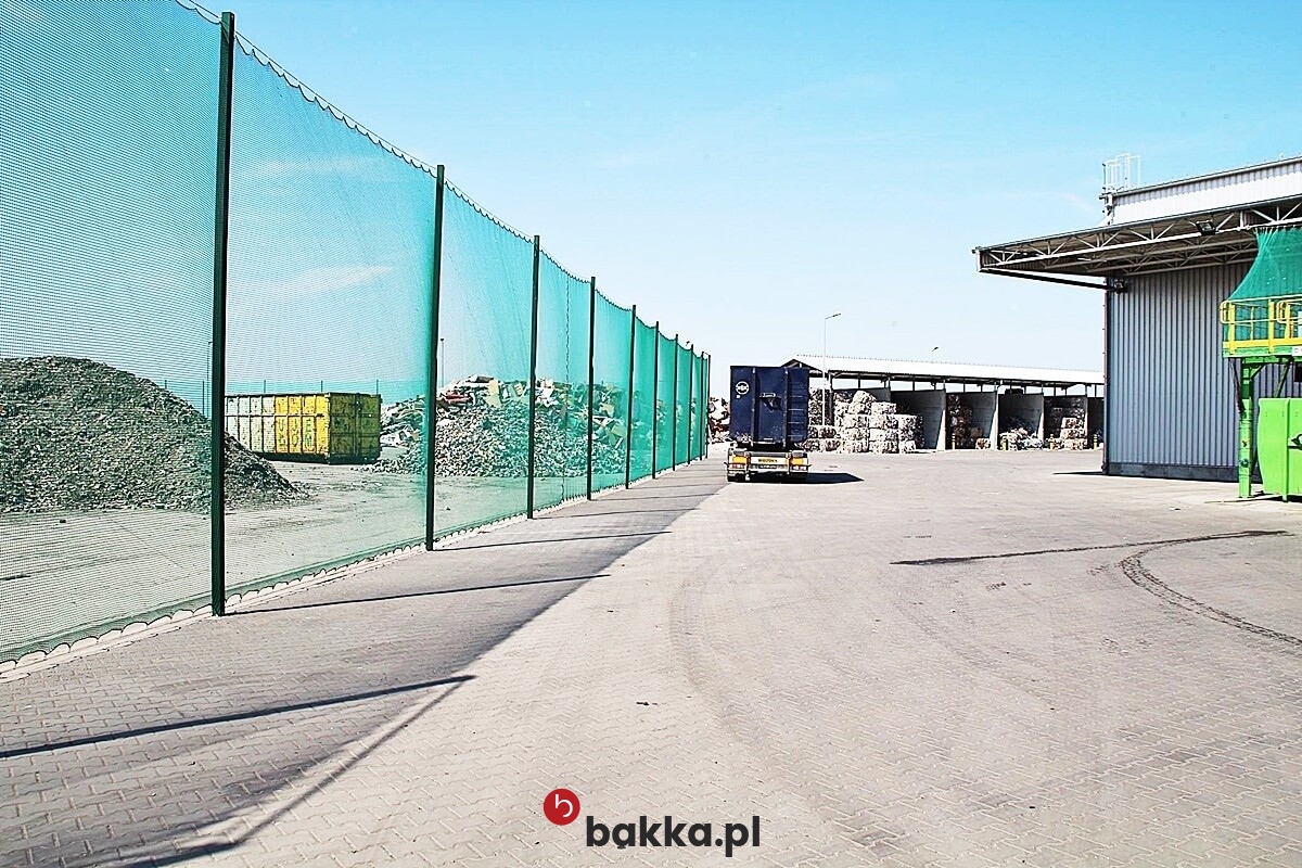   Bakka - Siatka zabezpieczająca do zabezpieczenia styropianu - elastyczna siatka ochronna z polipropylenu o oczkach 5x5 cm i grubości 2 mm, dostępna w kolorze beżowym. 