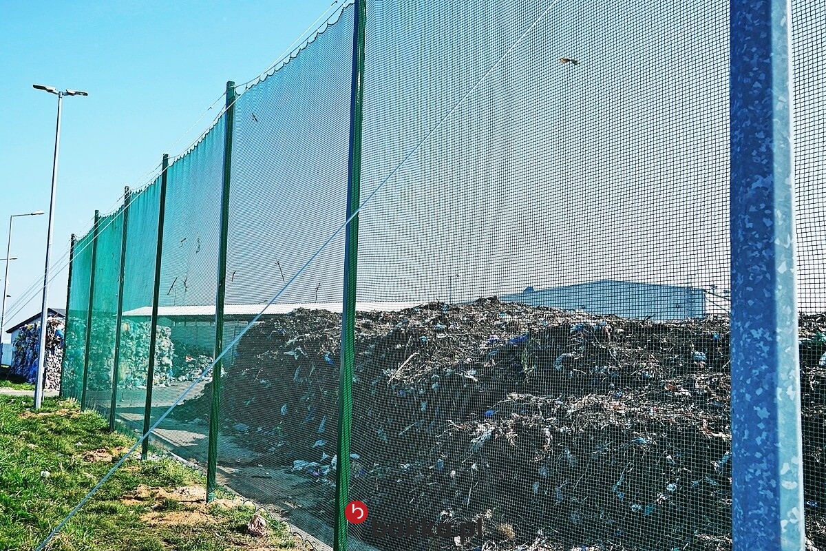   Bakka - Siatki na wysypiska śmieci w różnych kolorach do zabezpieczeń dostępne na wymiar z oczkami o wielkości 4,5x4,5 cm i grubości 3 mm 