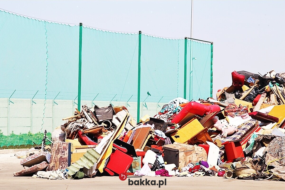  Bakka - Siatka na wiadukt i estakadę - możliwość zabezpieczenia wnęk otwartych między dwoma wiaduktami, są to siatki na wiadukty i estakadę. Siatki na wiaduktach podwiesza się między dwoma wiaduktami w szczelinie, jest to siatka typowo asekuracyjna i ma zadanie uniemożliwić upadek z wysokości. 
