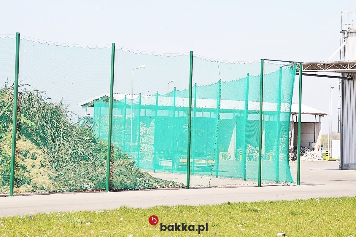   Bakka - Siatki na wysypiska śmieci w różnych kolorach do zabezpieczeń dostępne na wymiar z oczkami o wielkości 4,5x4,5 cm i grubości 3 mm 