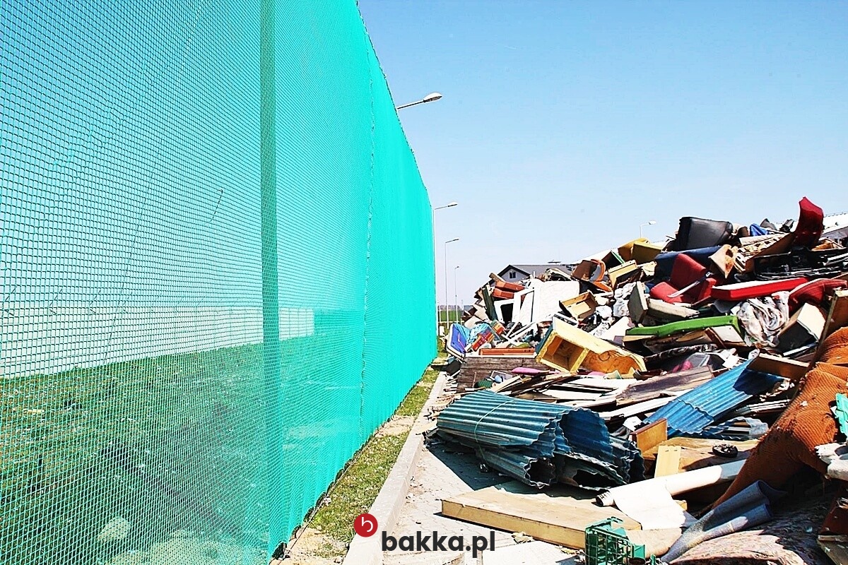  Bakka - Siatka elastyczna z polipropylenowa o oczkach 10x10 cm, dostępna na wymiar w kolorze zielonym i czarnym. 