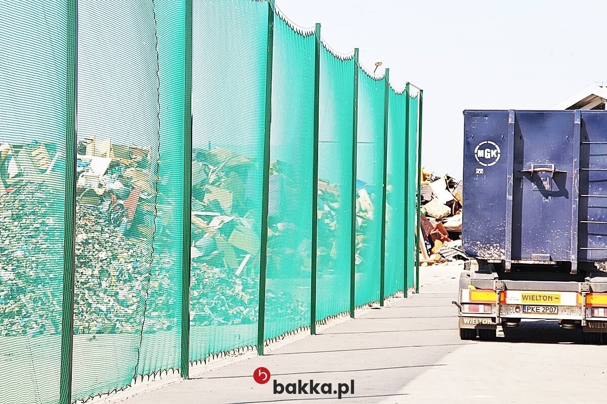  Bakka - Siatka zabezpieczająca na wymiar, pleciona z elastycznego polipropylenu w kolorze zielonym lub grafitowym. 