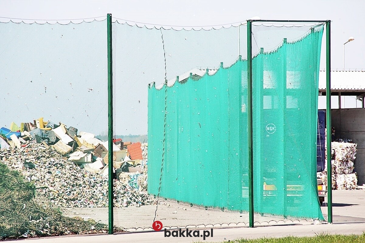   Bakka - Siatki zabezpieczające na wymiar do ochrony placu budowy, wykonane z elastycznego tworzywa w wielu kolorach, sprzedawane na metry. 