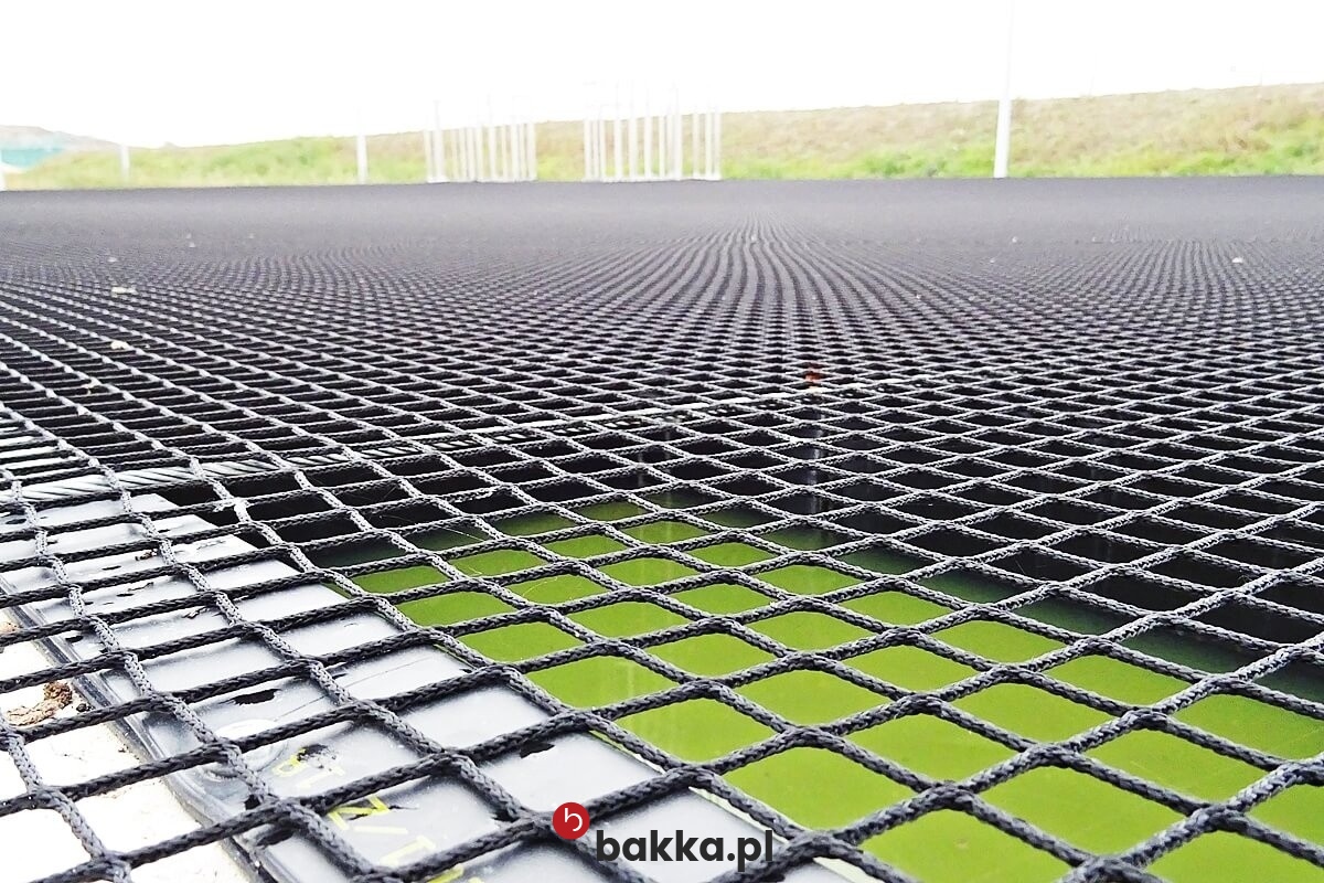  Bakka - Siatka zabezpieczająca na akweny i zbiorniki - elastyczna siatka pleciona z polipropylenu o oczkach 10x10 cm w kolorze zielonym lub czarnym, sprzedawana na wymiar. 
