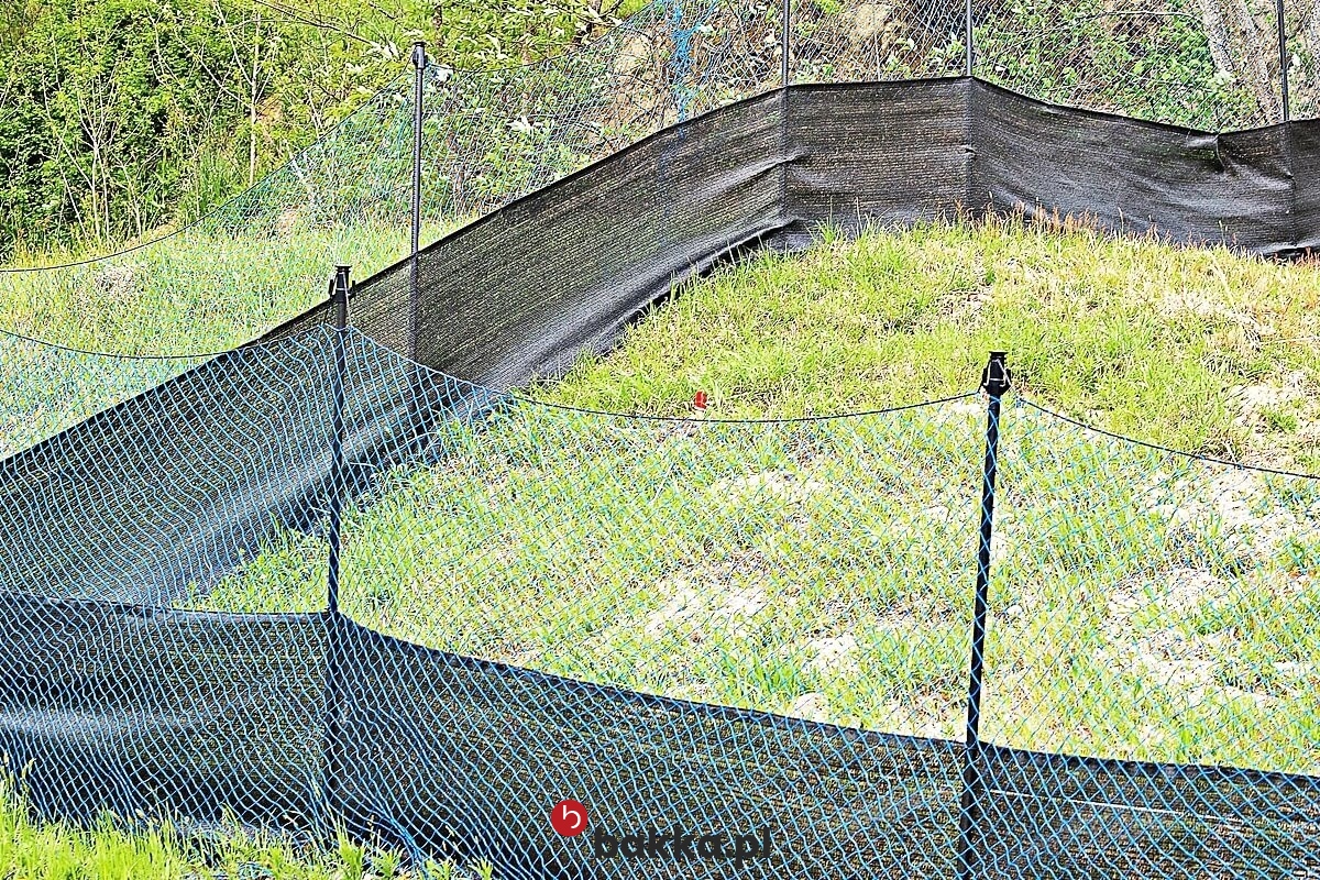  Bakka - Siatka ochronna z polipropylenu o oczkach 6x6 cm i grubości 4 mm, dostępna w kolorach zielonym i grafitowym, sprzedawana na indywidualne zamówienie 
