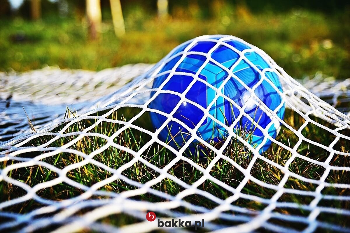   Bakka - Siatki ochronne dla kóz na wymiar z polipropylenu w kolorach zielonym, niebieskim i czarnym z obszyciem, o oczkach 4,5x4,5 cm i grubości 5 mm, sprzedawane zgodnie z indywidualnymi potrzebami 
