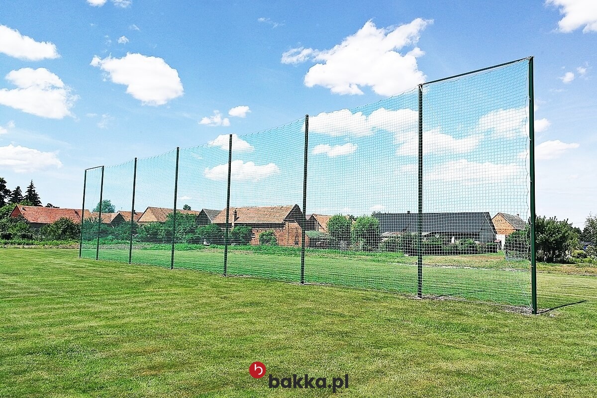   Bakka - Siatki zabezpieczające na boiska piłkarskie z tworzywa o oczkach 4,5x4,5 cm sprzedawane zgodnie z życzeniem klienta w wybranym kolorze. 