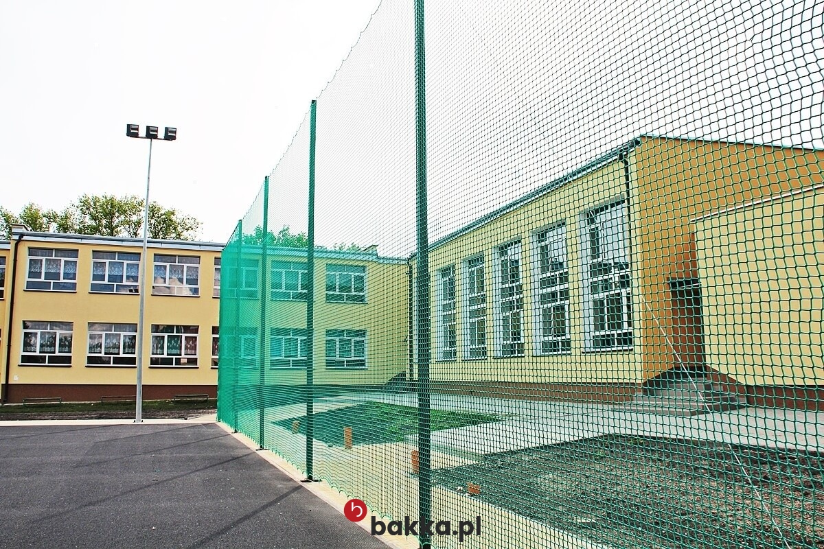   Bakka - Siatki elastyczne z polipropylenu o grubości 6mm w kolorze zielonym z oczkami 10x10cm, sprzedawane na wymiar jako zabezpieczenie i ochrona. 