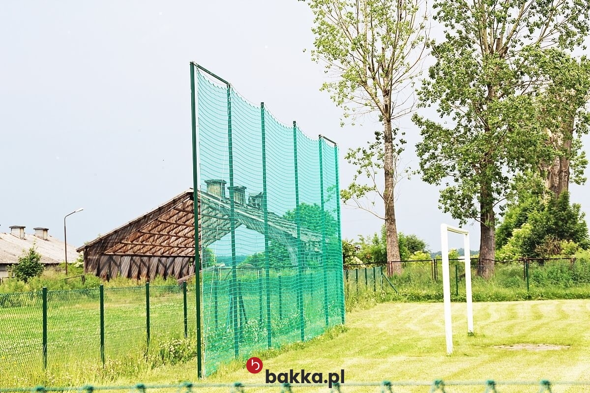   Bakka - Siatki materiałowe na ogrodzenie boisk piłkarskich wykonane z polipropylenu zielone i szare w wielkości oczka 8x8cm sprzedawane na wymiar jako produkt ochronny elastyczny i tekstylny do zabezpieczeń. 