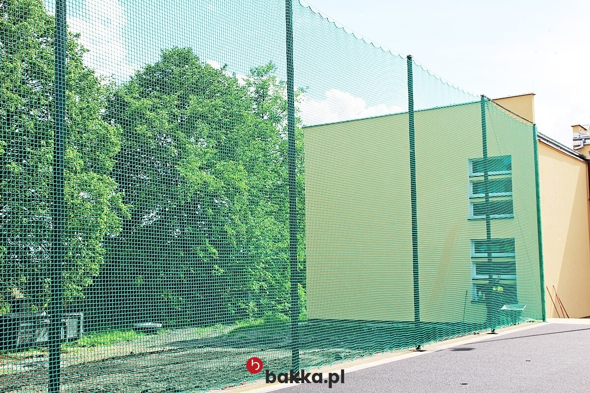   Bakka - Siatki ochronne do zabezpieczenia boisk piłkarskich wykonane z trwałego materiału o elastycznej strukturze i niewielkich oczkach dostępne w różnych kolorach do indywidualnego zamówienia według potrzebnych rozmiarów 