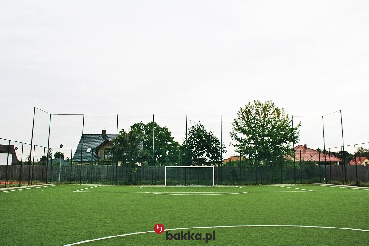  Bakka - Ogrodzenie boiska piłkarskiego - siatka ochronna pleciona z tworzywa, elastyczna i tekstylna, sprzedawana na wymiar z oczkiem 10x10 cm i grubością 5 mm, dostępna w zielonym lub czarnym kolorze. 
