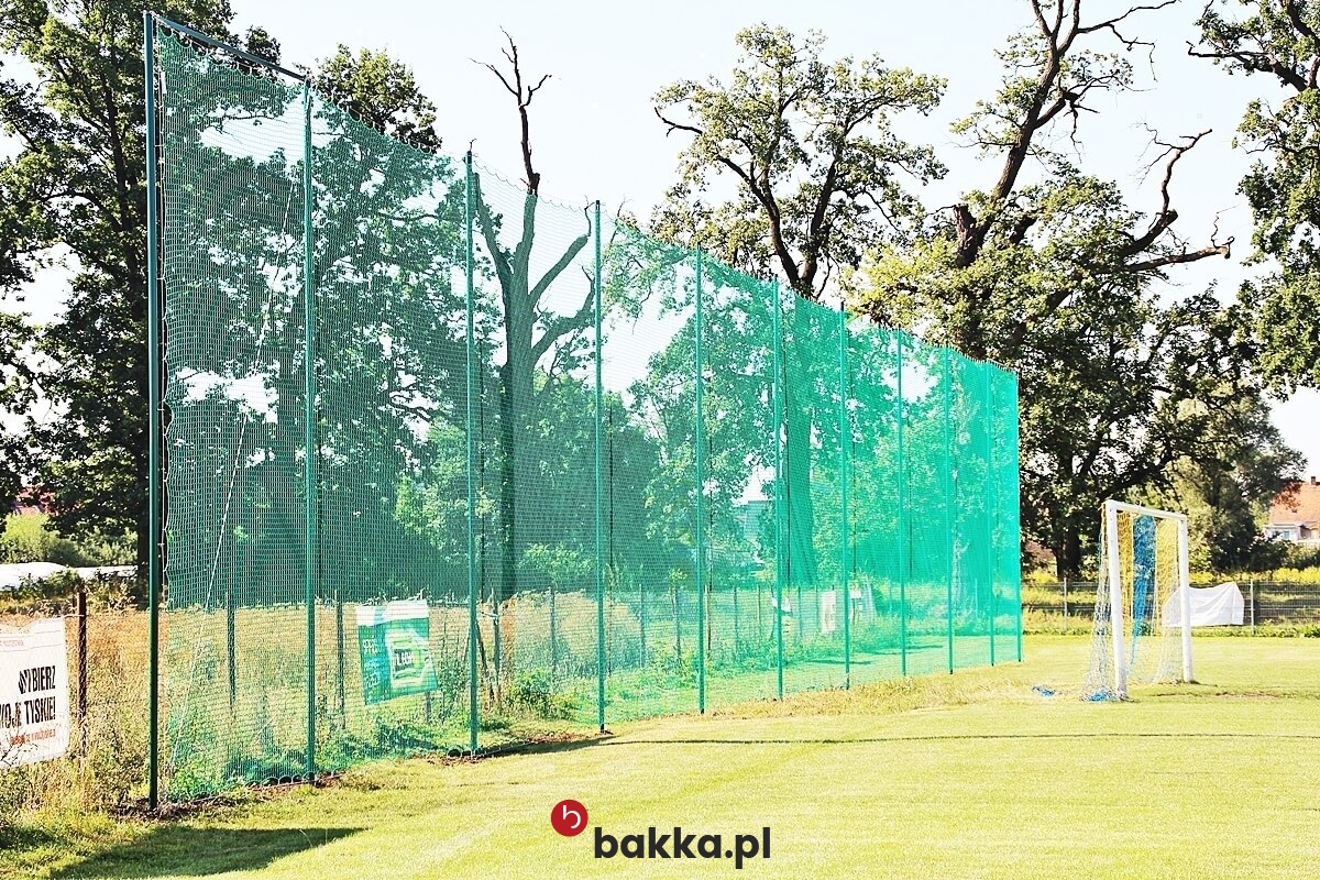   Bakka - Ogrodzenie boiska piłkarskiego - siatka pleciona z tworzywa o małych oczkach 2x2 cm i grubości 2 mm do wykonania zabezpieczeń 