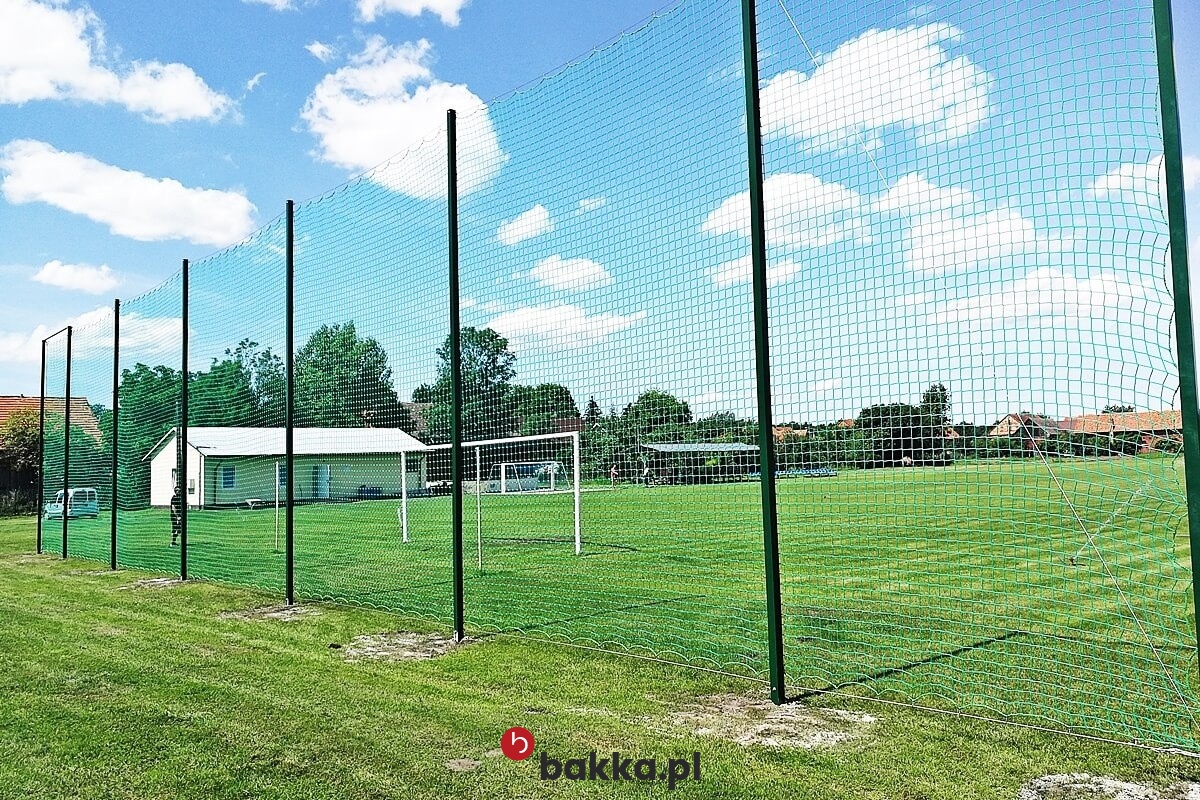   Bakka - Ogrodzenie boiska piłkarskiego - siatka pleciona z tworzywa o małych oczkach 2x2 cm i grubości 2 mm do wykonania zabezpieczeń 