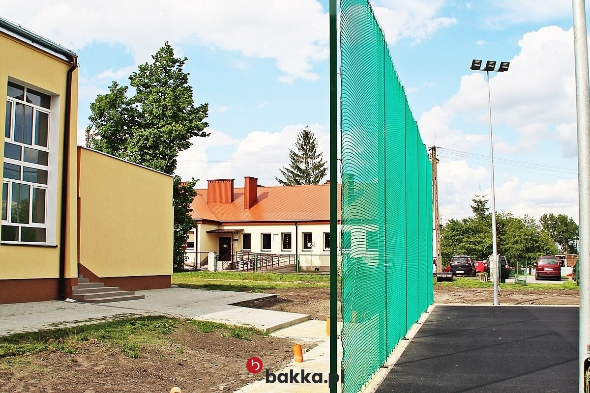   Bakka - Siatki zabezpieczające na boiska piłkarskie z tworzywa o oczkach 4,5x4,5 cm sprzedawane zgodnie z życzeniem klienta w wybranym kolorze. 