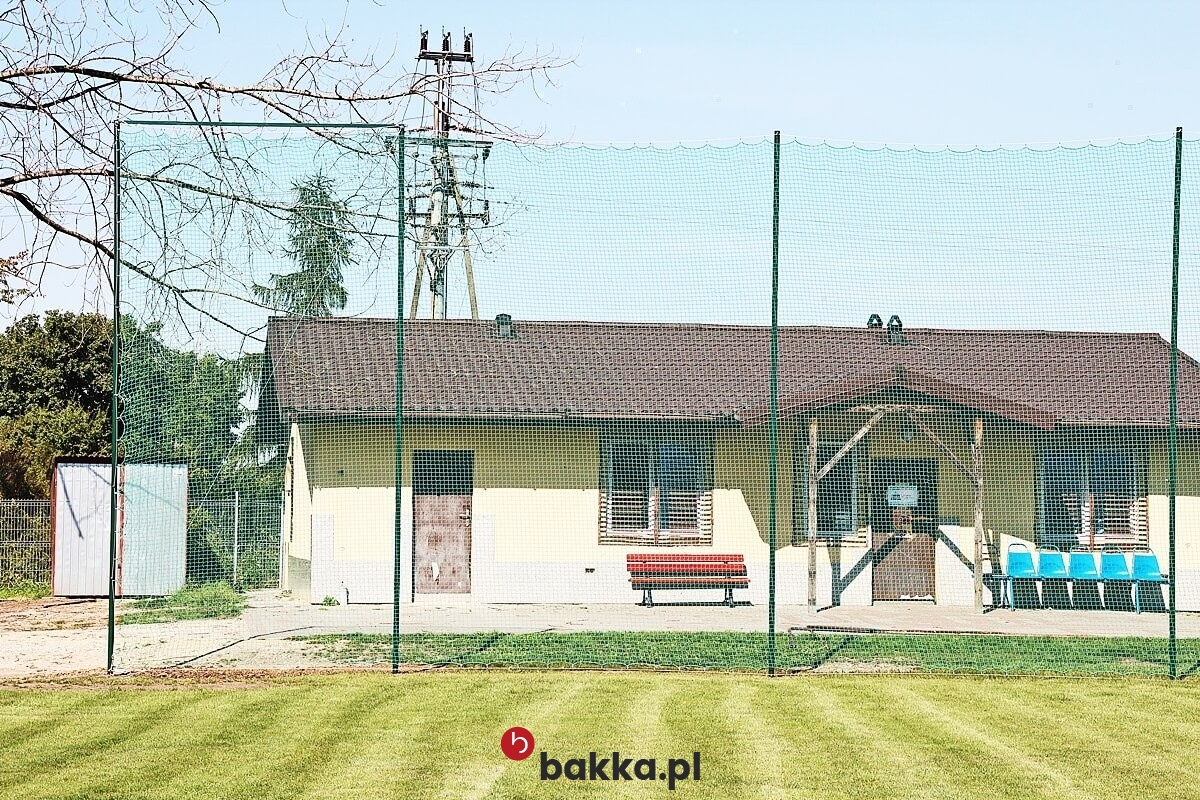   Bakka - Siatki ochronne do zabezpieczenia boisk piłkarskich wykonane z trwałego materiału o elastycznej strukturze i niewielkich oczkach dostępne w różnych kolorach do indywidualnego zamówienia według potrzebnych rozmiarów 