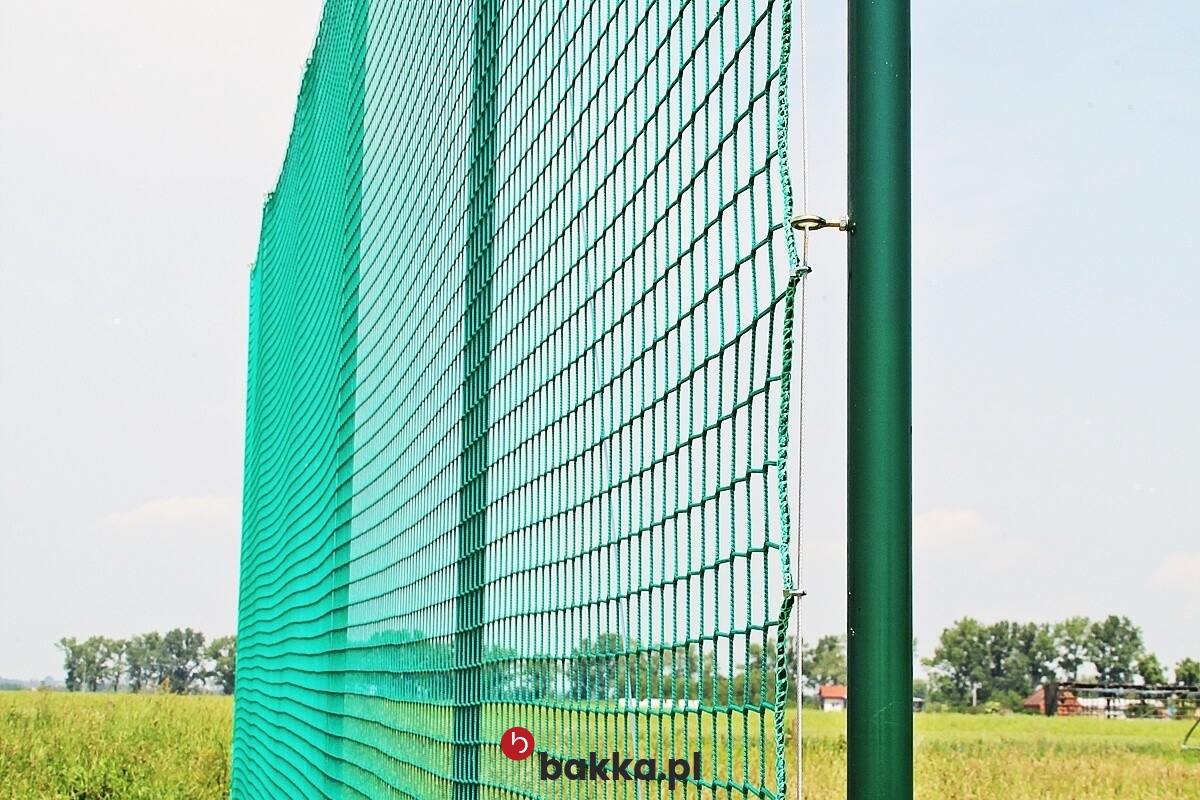  Bakka - Siatka z polipropylenu do ogrodzenia boiska piłkarskiego - siatka zabezpieczająca o oczku 8x8 cm i grubości 5 mm wykonana z elastycznego materiału na wymiar w kolorze zielonym lub szarym. 