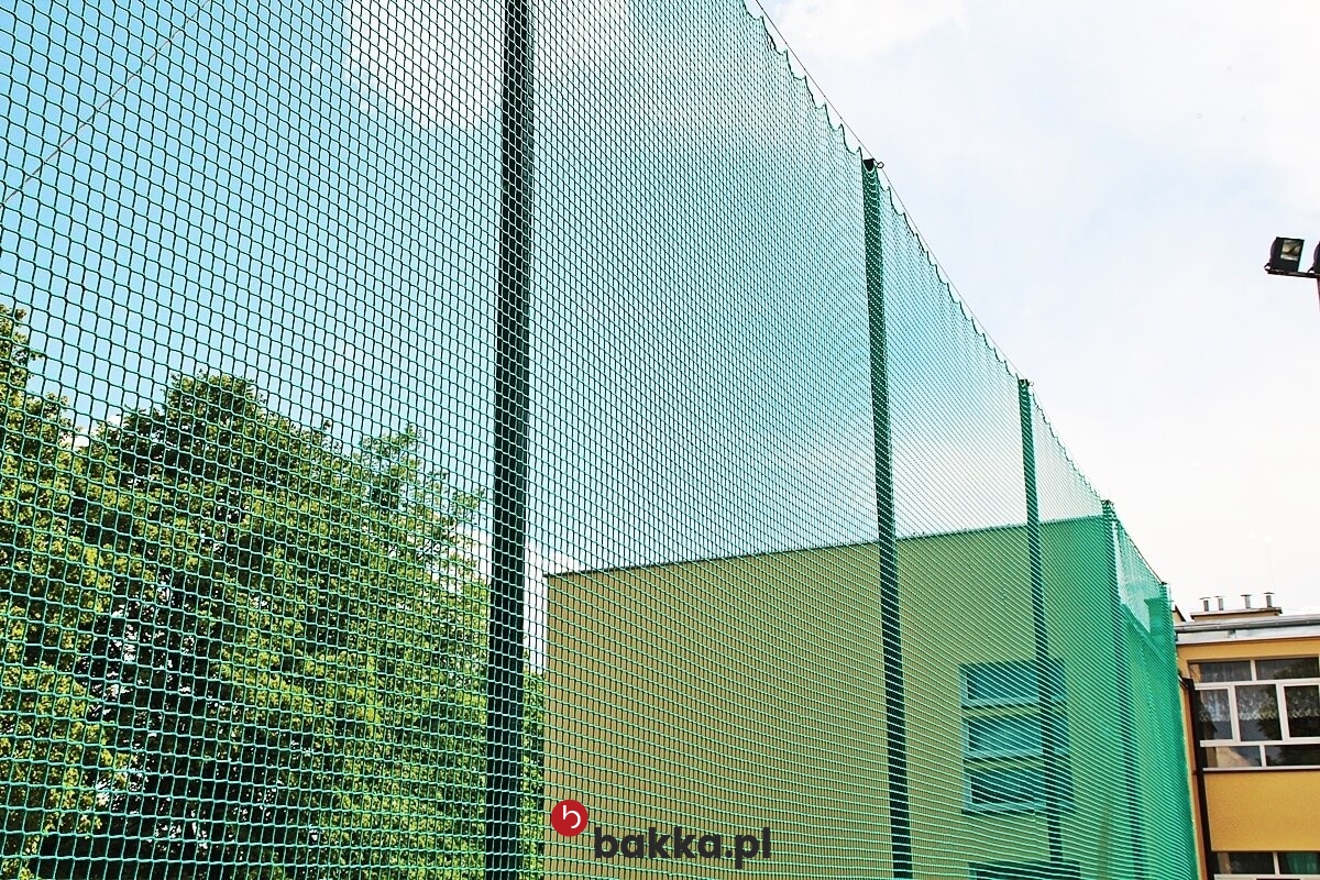   Bakka - Ogrodzenie boiska szkolnego - siatka zabezpieczająca z polipropylenu o zielonym kolorze i oczkach 10x10 cm 