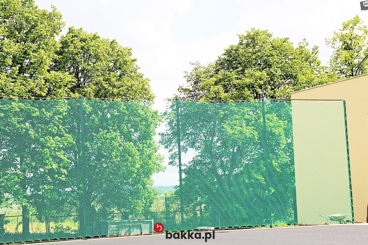   Bakka - Siatka zielona i czarna na wymiar do ogrodzenia boiska, wykonana z elastycznego polipropylenu o oczkach 10x10 cm. 