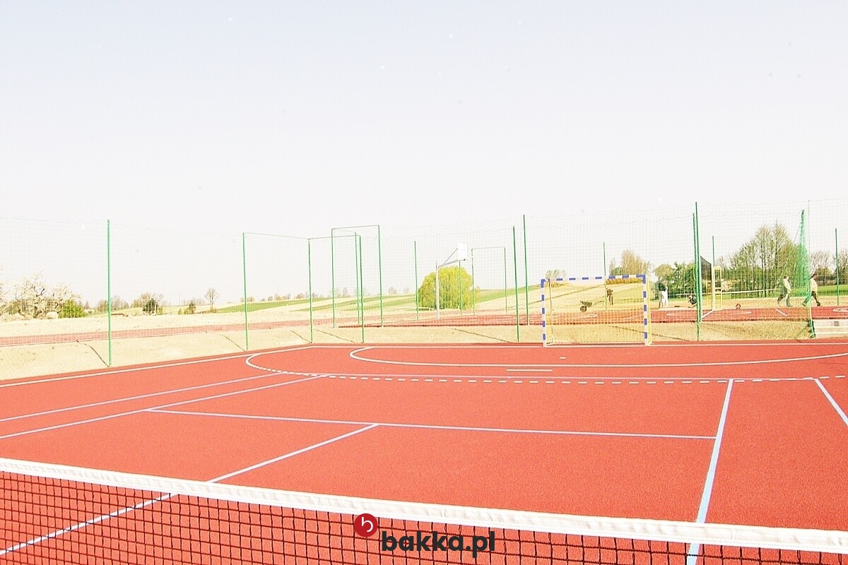   Bakka - Siatki na wymiar z polipropylenu do zabezpieczenia obiektów sportowych, dostępne w kolorze zielonym z oczkami 10x10 cm i grubością 4 mm, sprzedawane w formie materiałowej siatki ochronnej plecionej z tworzywa. 