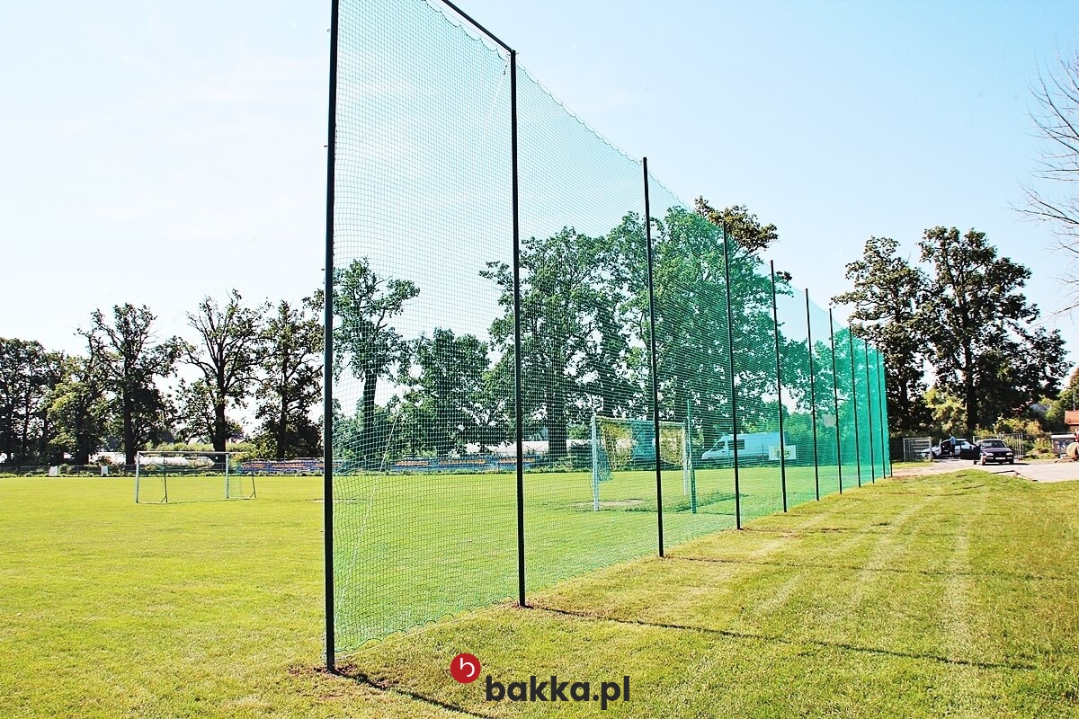   Bakka - Ogrodzenie boiska szkolnego - siatka zabezpieczająca z polipropylenu o zielonym kolorze i oczkach 10x10 cm 
