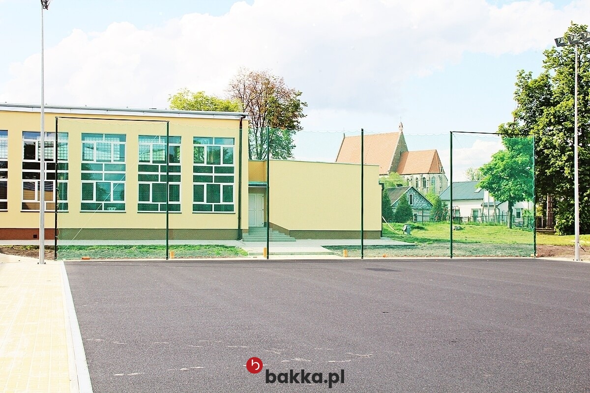   Bakka - Siatki ochronne na wymiar z polipropylenu o oczkach 4,5x4,5 cm do zabezpieczeń i ogrodzeń, dostępne w kolorach zielonym lub grafitowym, sprzedawane na metry. 
