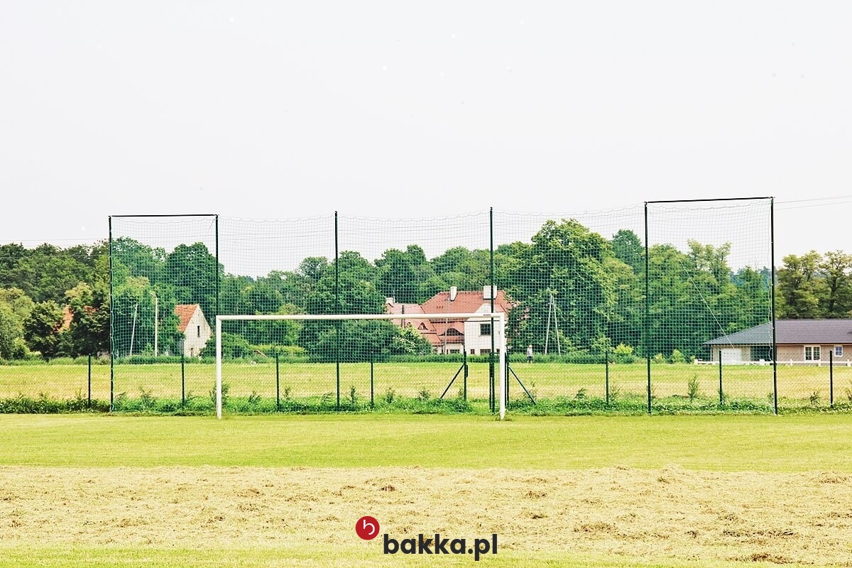  Bakka - Ogrodzenie boiska szkolnego - elastyczna siatka ochronna do zabezpieczeń z polipropylenowego tworzywa o zielonym lub szarym kolorze i oczkach o wymiarach 8x8 centymetrów 