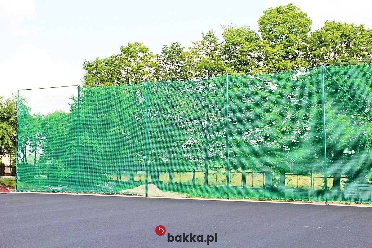   Bakka - Ogrodzenie boiska szkolnego - siatka zabezpieczająca z polipropylenu o zielonym kolorze i oczkach 10x10 cm 