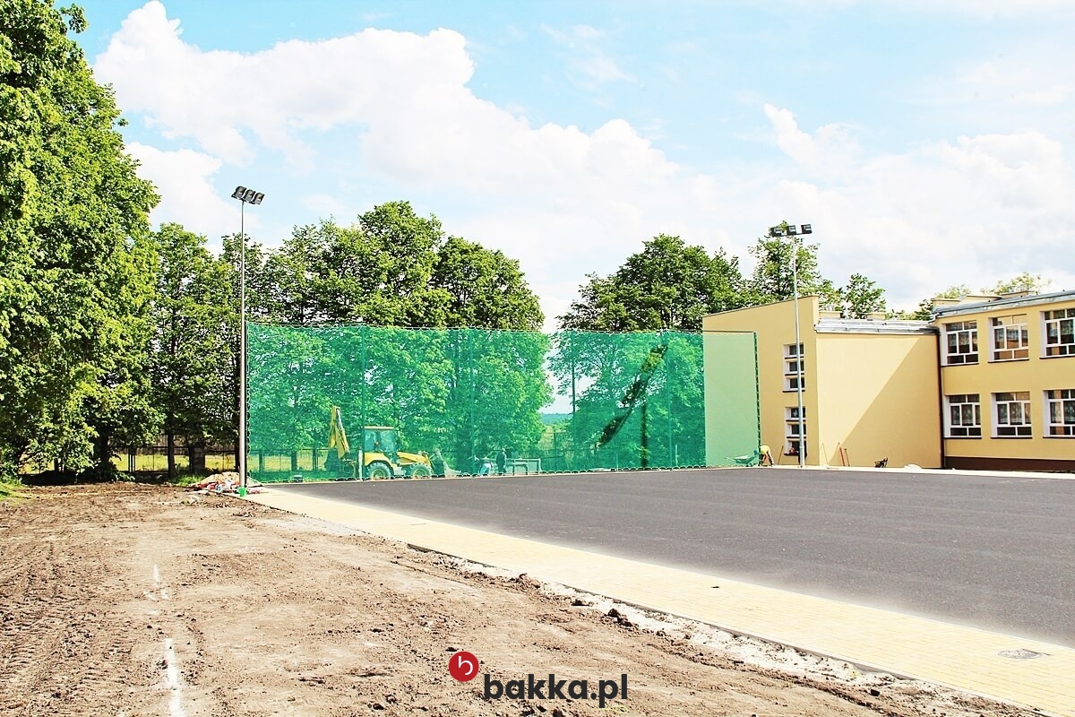   Bakka - Siatka ochronna na piłkochwyty o oczku 8x8 cm, wykonana z trwałego materiału w kolorze zielonym lub szarym, dostępna w indywidualnych rozmiarach. 