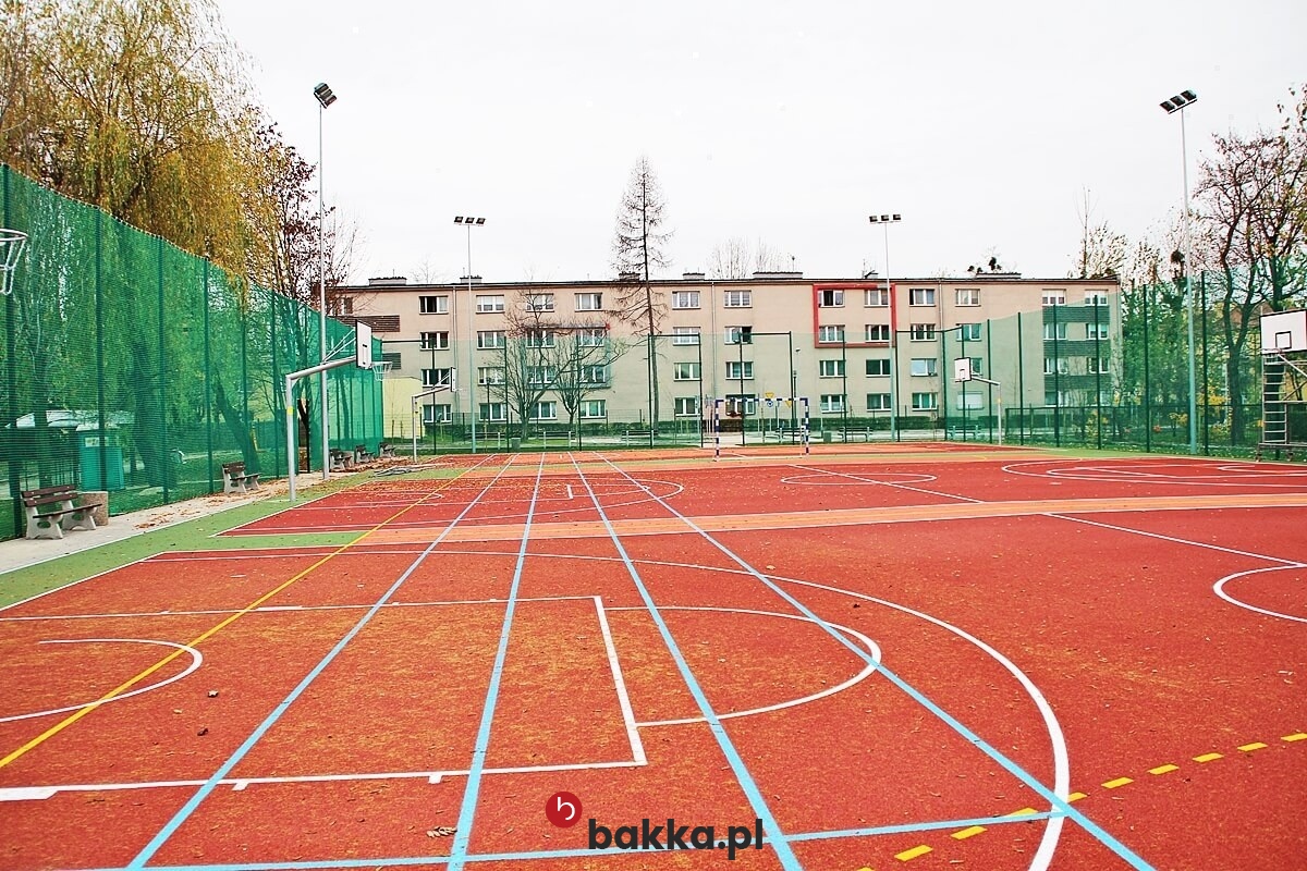  Bakka - Siatka ochronna na piłkochwyty o oczku 8x8 cm, wykonana z trwałego materiału w kolorze zielonym lub szarym, dostępna w indywidualnych rozmiarach. 